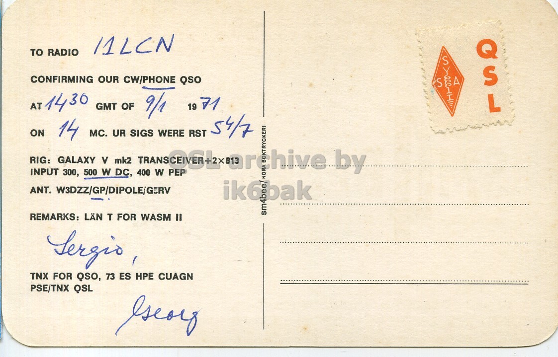 Right QSL card, of SM4BEE to I1LCN, January 9, 1971, PH mode. The QSL image contains the following objects: Envelope, Mail, Book, Publication, Postcard. And contains this text: TO RADIO CONFIRMING OUR CW/PHONE QSO A S AT 1430 GMT OF 9/1 19 71 QSL ON MC. UR SIGS WERE RST 54/7 14 RIG: GALAXY V mk2 KTRYCKERI by INPUT 300, 500 W DC, 400 W PEP ANT. W3DZZ/GP/DIPOLE/GERV REMARKS: LÄN T FOR WASM II Lergio TNX FOR QSO, 73 ES HPE CUAGN PSE/TNX QSL TO RADIO CONFIRMING OUR CW/PHONE QSO A S AT 1430 GMT OF 9/1 19 71 QSL ON MC. UR SIGS WERE RST 54/7 14 RIG: GALAXY V mk2 KTRYCKERI by INPUT 300, 500 W DC, 400 W PEP ANT. W3DZZ/GP/DIPOLE/GERV REMARKS: LÄN T FOR WASM II Lergio TNX FOR QSO, 73 ES HPE CUAGN PSE/TNX QSL.